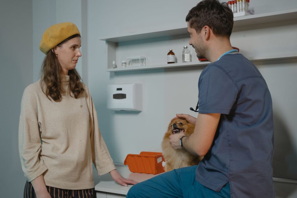 Tierärztin berät eine Hundehalterin in der Praxis