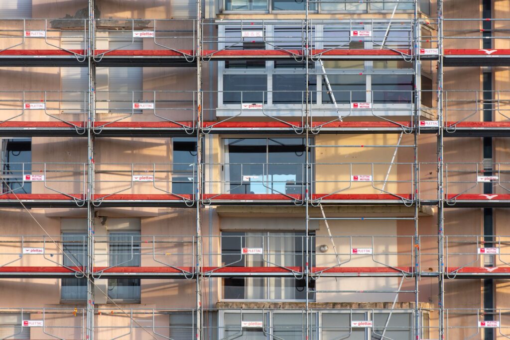 Fassadengerüst mit mehreren Lagen vor einem Wohnhaus während Sanierungsarbeiten
