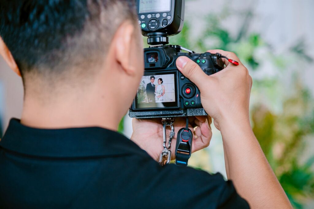 Fotograf fotografiert ein Brautpaar während der Zeremonie
